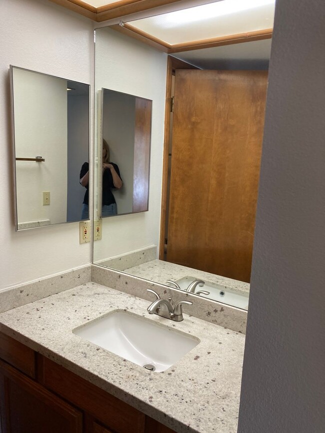 Building Photo - Gorgeous 2B/2B condo with Red Rock views, ...