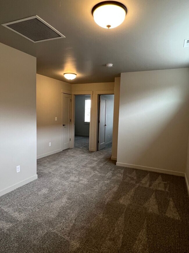 Building Photo - 3 Bedroom Townhome Dry Canyon Community
