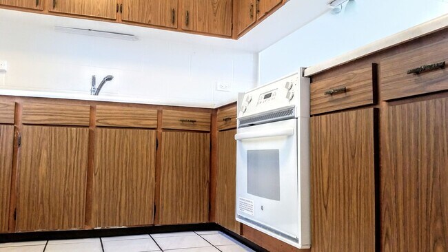 Building Photo - Salt Lake Likini West 1 Bedroom 1 Bathroom 1 Parking Condominium