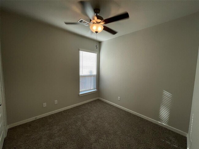 Building Photo - 9852 Grosbeak Ln