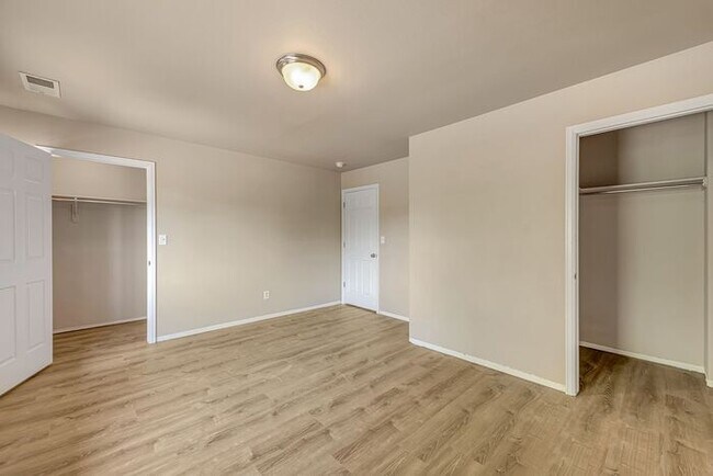 Building Photo - Spacious Multi-Level Townhome in Brookwillow