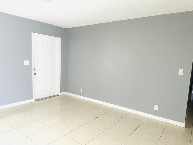 Building Photo - 9305 Sunrise Dr