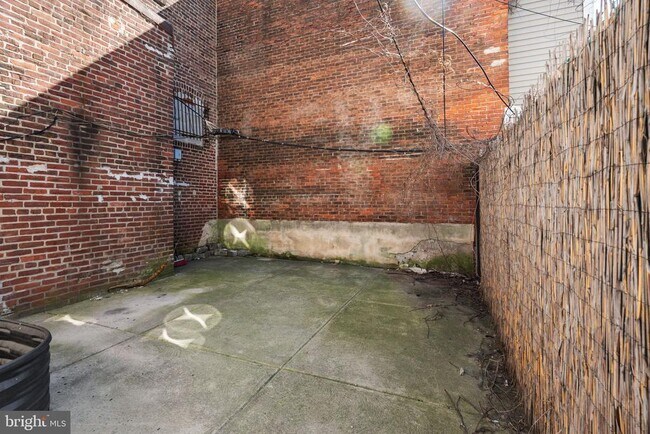 Building Photo - 2526 W Girard Ave