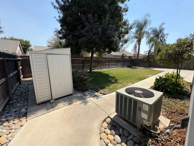 Building Photo - Immaculate NW Visalia home for rent!