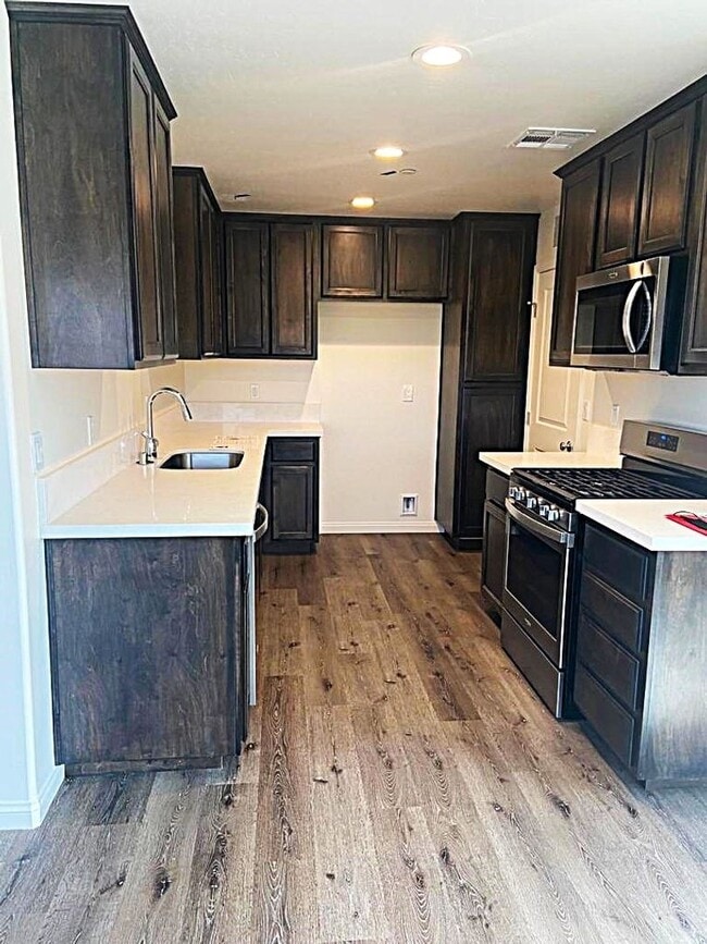 Building Photo - 450 Sherwood Pl