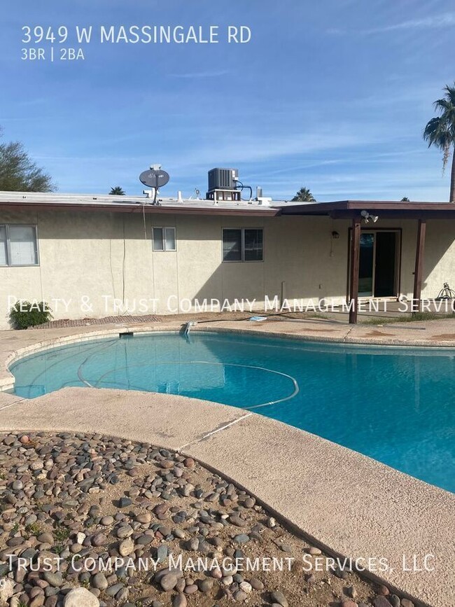 Building Photo - Garage and extra parking! Huge backyard!