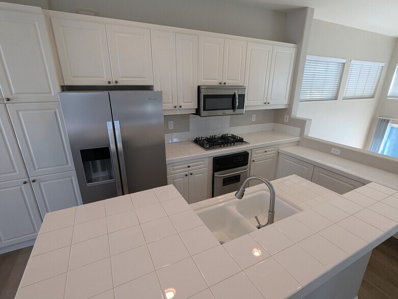 Building Photo - 211 Montana del Lago Dr