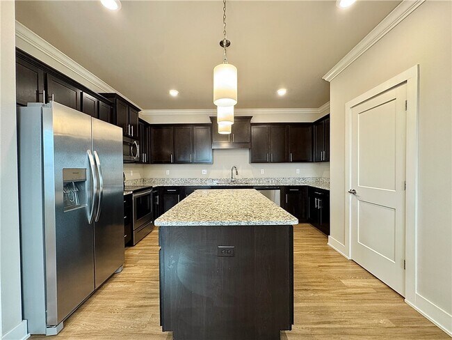 Building Photo - 707 NE Hts Ln