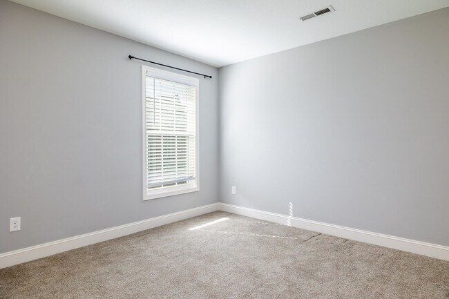 Building Photo - Maryville 37801 - 4 bedroom, 2.5 bath home...
