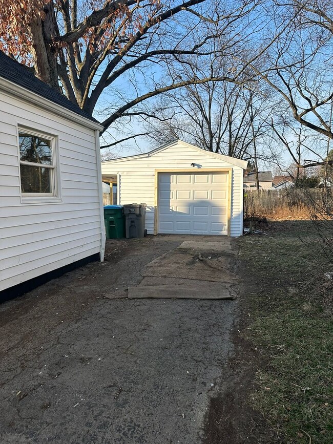 Building Photo - Youngstown 3 Bedroom House