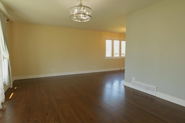 Building Photo - 10109 S Kilbourn Ave