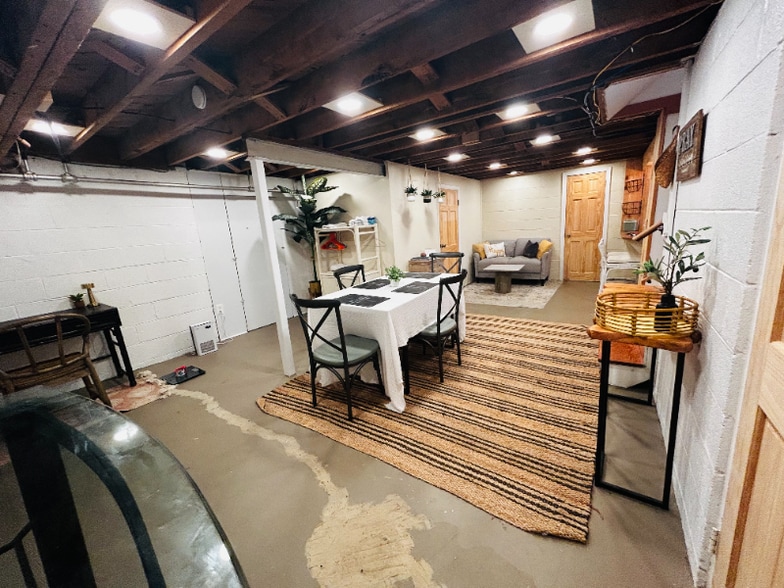 Building Photo - 10166 Glebe Rd