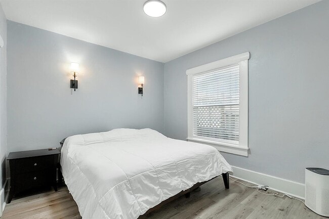 Building Photo - 244 S Volutsia Ave