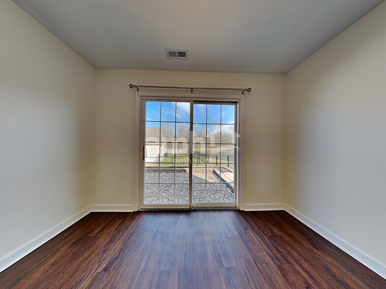 Building Photo - 15015 Silver Thorne Way