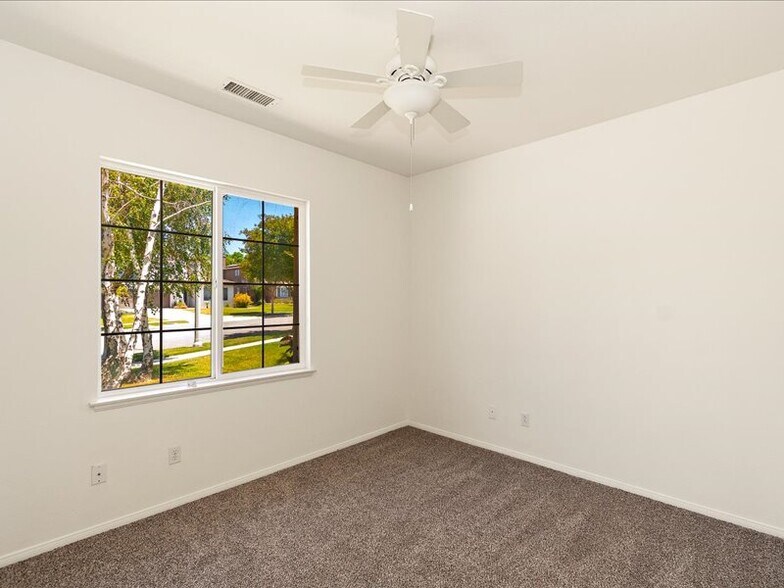 downstairs bedroom - 1586 Silver Cup Ct