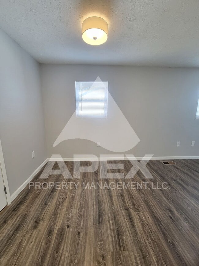 Building Photo - Renovated - 2 Bd 1 Ba Single Family home in North Knox close to downtown!