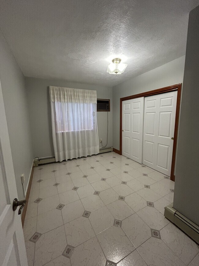 Building Photo - 58 Maple St