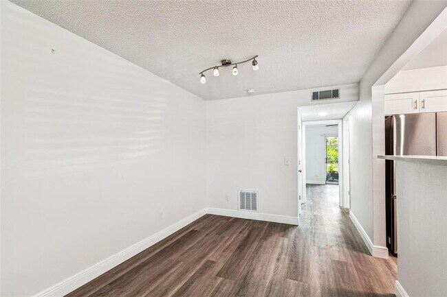 Building Photo - 9001 Tudor Dr