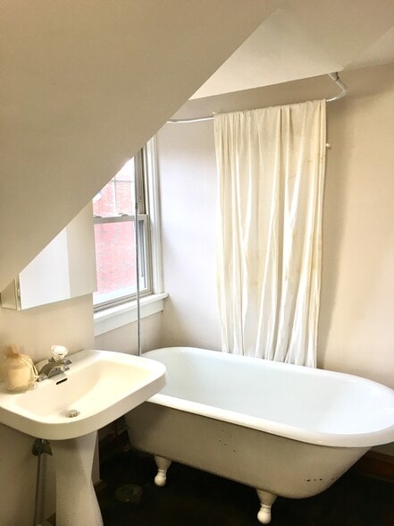 Building Photo - 2628 Traymore Rd