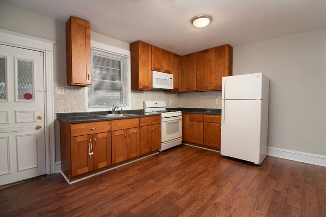 Building Photo - ? ? ? UPDATED 3 BEDROOMS & 1.5 BATH HOME L...