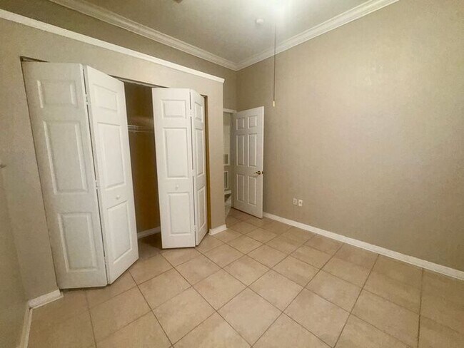 Building Photo - 2 Bedroom 2 Bath Corner Unit Ground Floor ...