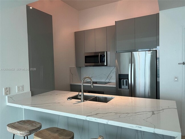 Building Photo - 950 Brickell Bay Dr