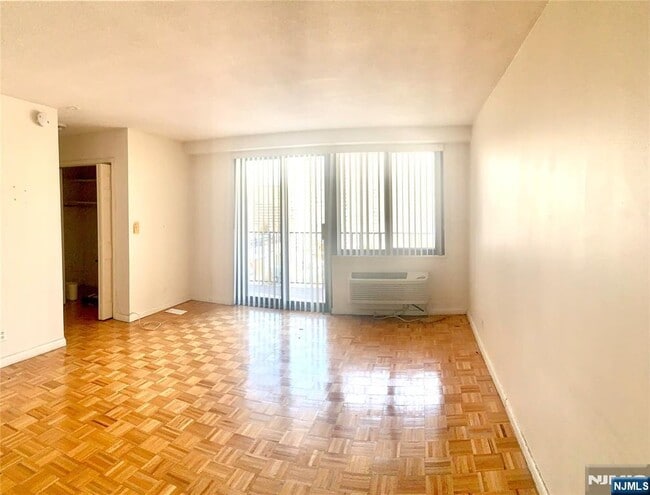 Building Photo - 1590 Anderson Ave