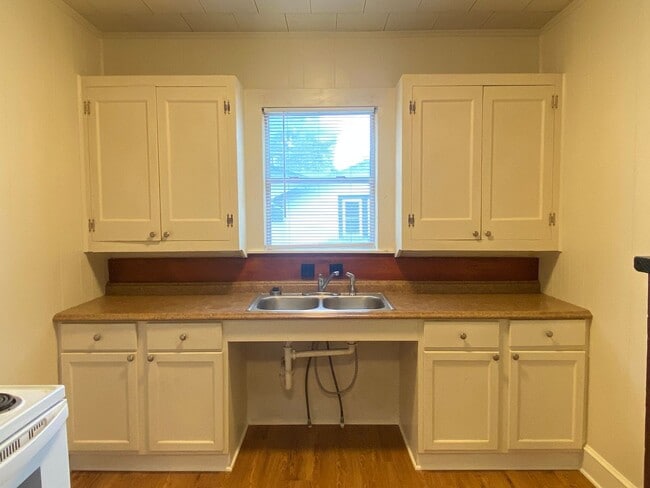 Building Photo - CUTE 2 BEDROOM