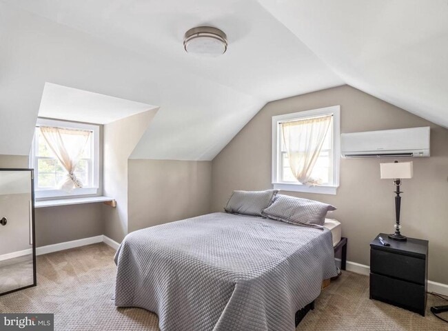 Building Photo - 2617 E Maple St