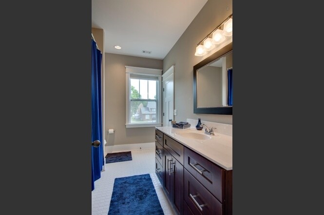 Bathroom - 925 S Douglas Ave