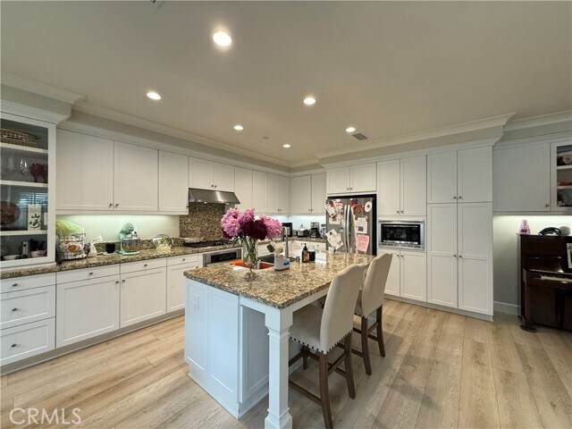 Building Photo - 120 Pendant