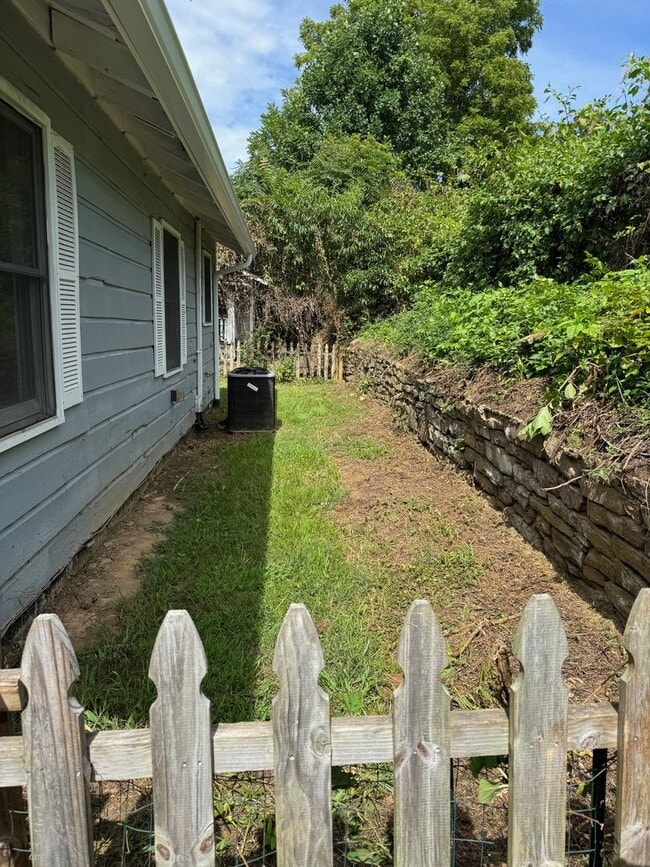 Building Photo - Central Asheville - Renovated Bungalow!