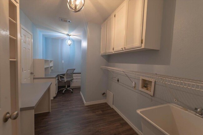 Building Photo - 300 Las Plumas Dr