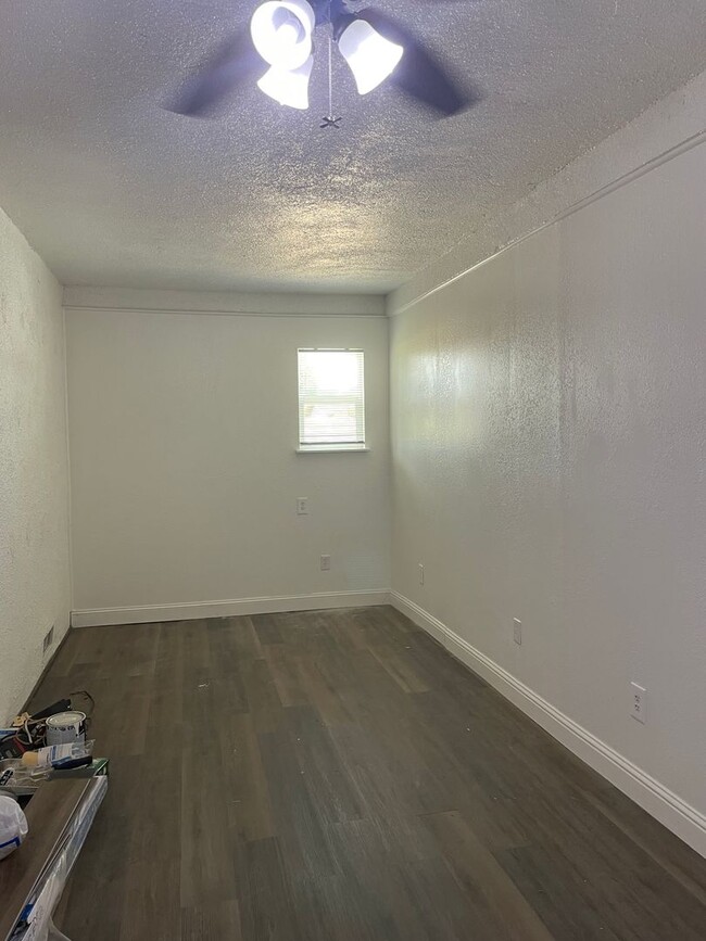 Building Photo - Cute and updated 3 bedroom 1 bathroom home...
