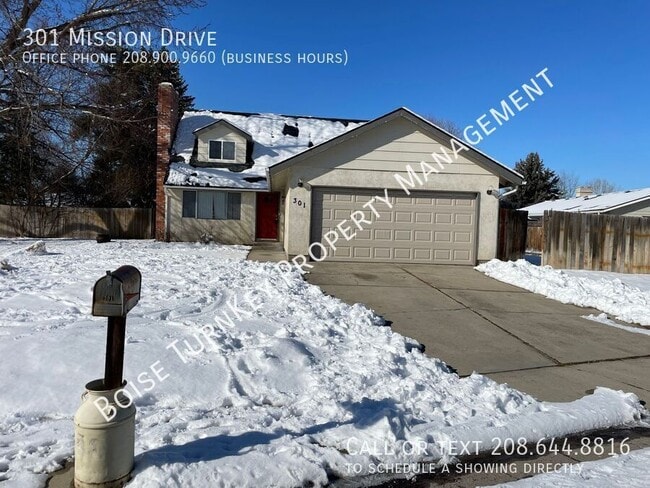 Building Photo - Amazing 3 Bedroom w/ 2 Living Spaces Centr...