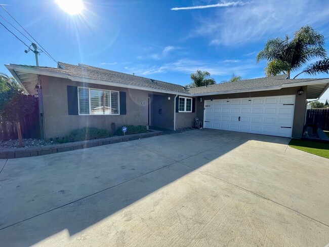 Building Photo - Beautifully Updated 3 Bedroom 2 Bathroom H...