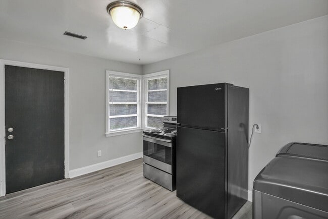 Building Photo - Cozy 2 Bedroom Home with Large Yard | Move-In Ready