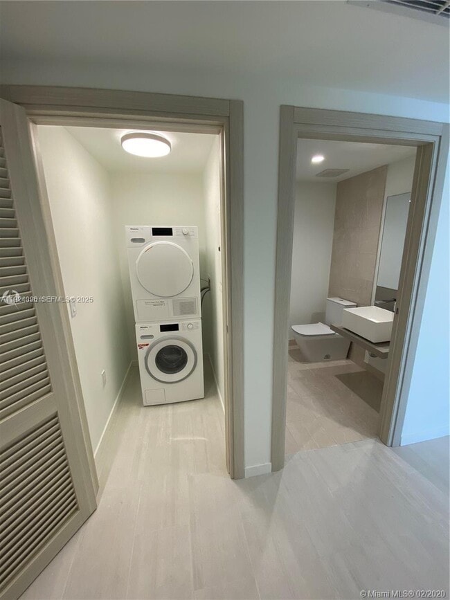 Building Photo - 1000 Brickell Plaza