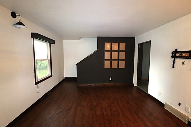 Building Photo - "Spacious 4-Bedroom 2 Bath with Finished B...
