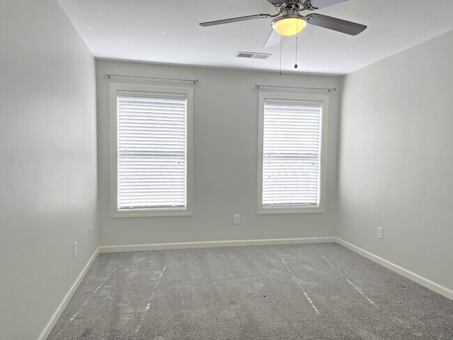 Building Photo - 215 Claudia Dr