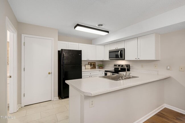 Building Photo - 2 Bdrm / 1.5 Bath Townhouse in Johnson City - Near ETSU, JCMC & VA