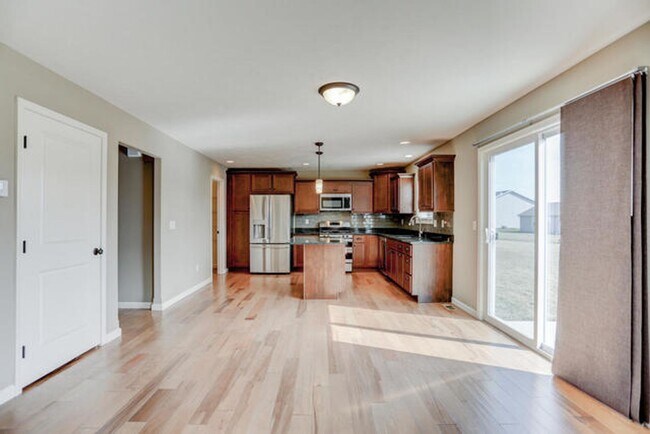 Building Photo - Beautiful 5 bed, 4 bath-Prairie Crossing, Mahomet - AVAILABLE NOW