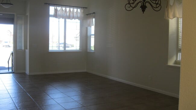 Building Photo - East Roseville, New Carpet * Paint, 2657sqft 4 Bed 3 Ba, 3 Car Garage Large Bonus Room