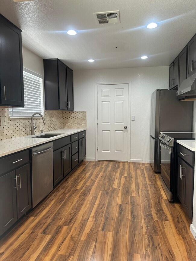 Building Photo - Beautiful Single Story Home Ready To Be Called Home!