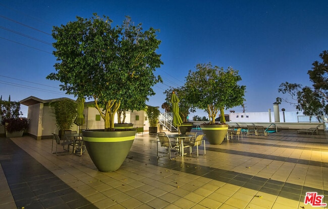 Building Photo - 1155 N La Cienega Blvd