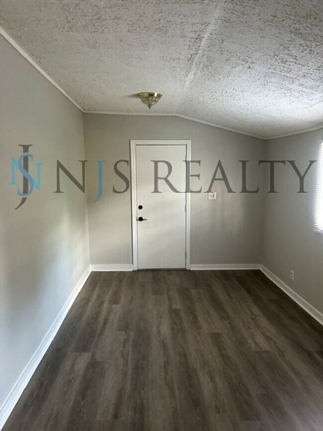 Building Photo - JUST RENOVATED! 2/1, 1180sq ft, Fully Updated Kitchen~Bath ~floors. NEW Appliances & Paint... wit...