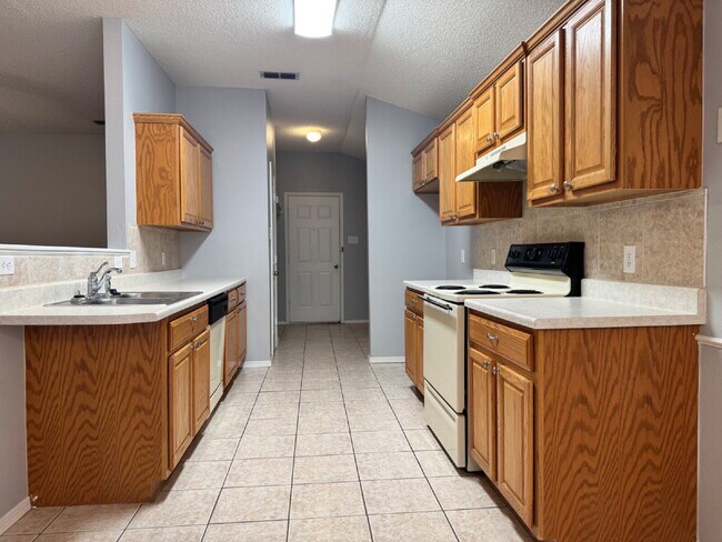 Building Photo - Bright and Open Floor Plan in West Lubbock!