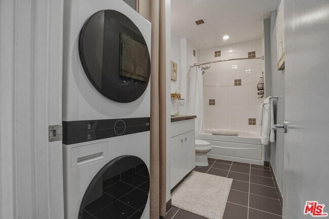 Building Photo - 1100 Wilshire Blvd