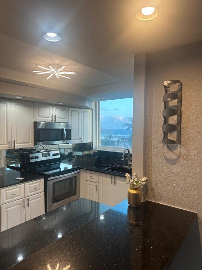 Building Photo - 1238 Hillsboro Mile