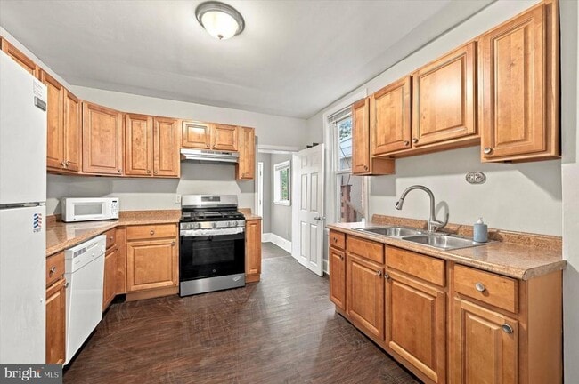Building Photo - 586 Martin St